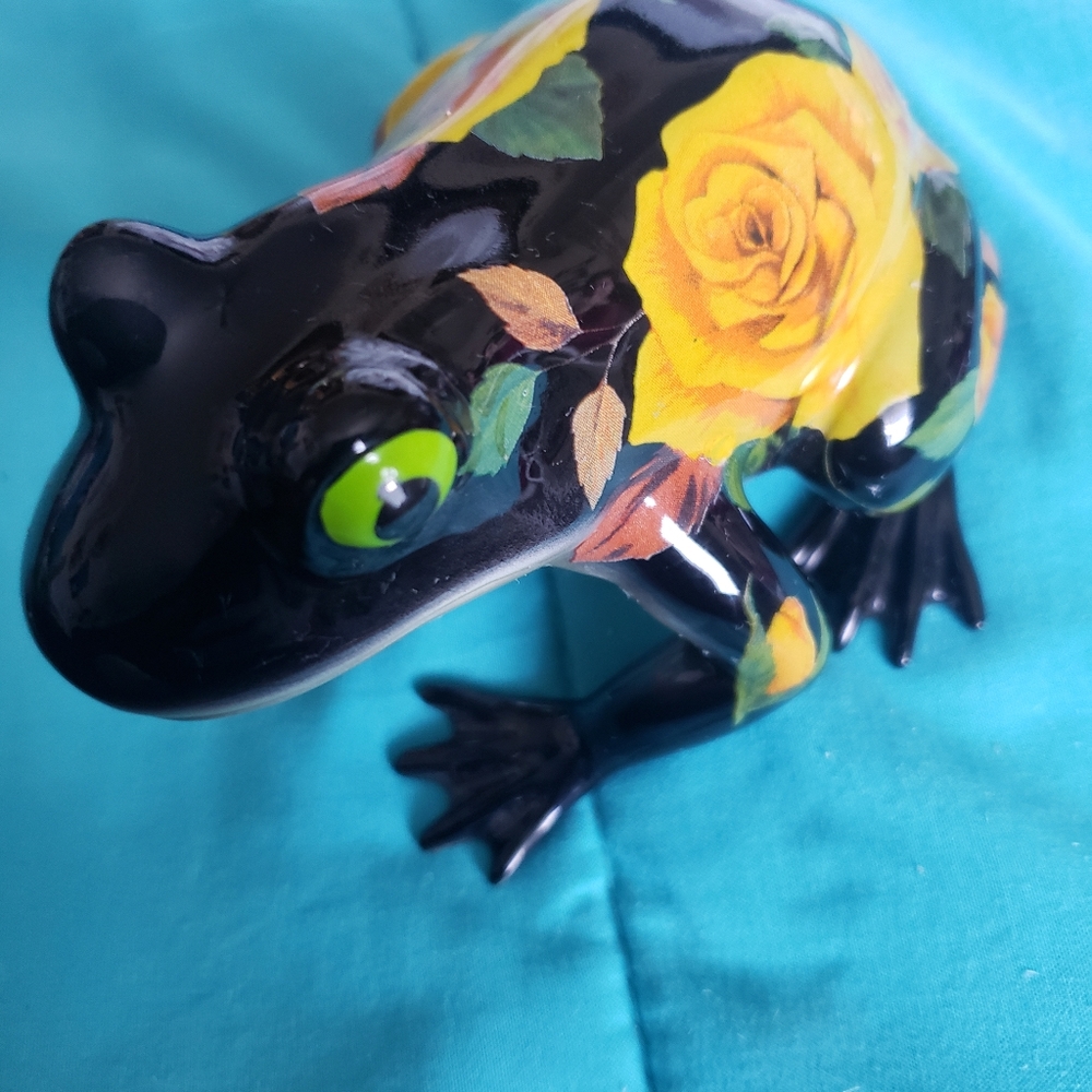 Fanciful Frogs "San Antoadio Rose" figurine